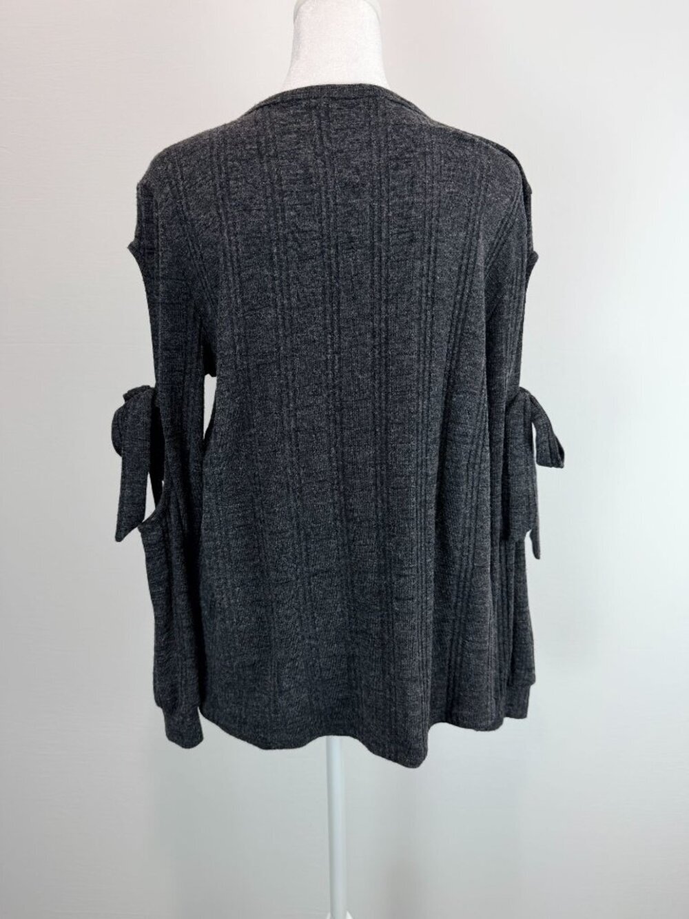 Doe & Rae Charcoal Gray Ribbed Knit Cold Shoulder Top With Tie Sleeves Womens S - Picture 2 of 12